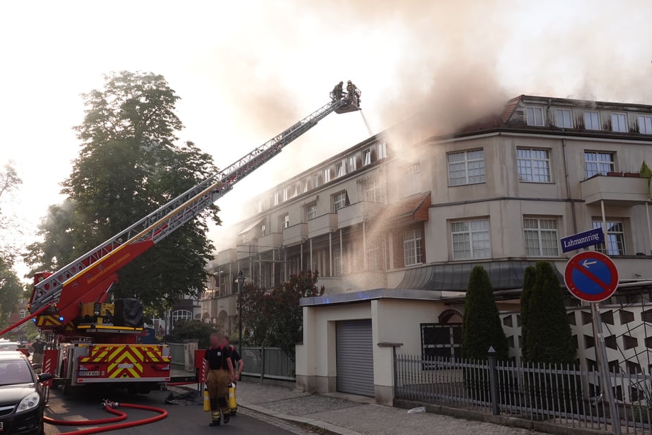 Dresden: Seniorenheim am Weißen Hirsch in Brand: 17 Bewohner im Krankenhaus, fünf Kameraden verletzt!