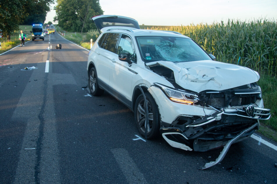 Die Polizei sperrte die Unfallstelle ab und markierte die Fahrbahn rund um den kaputten VW.