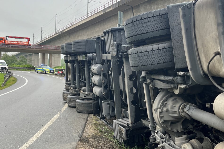 Unfall A71: Lkw umgekippt: Überfahrt von A71 zur A4 in Richtung Dresden gesperrt