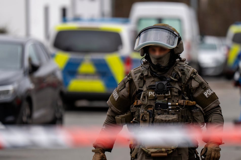 Gegen 13.30 Uhr konnten die Spezialeinsatzkräfte den 33-Jährigen festnehmen.