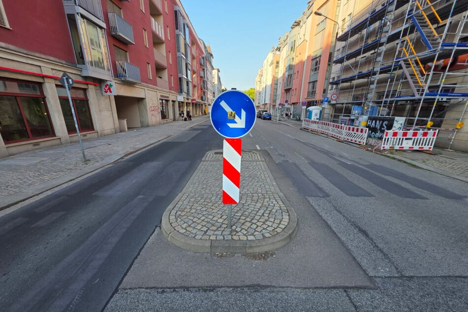 Inzwischen wurde die weiße Farbe auf dem Asphalt wieder übermalt.