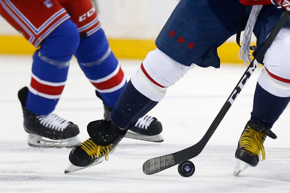 Rasierklingen unter Aufkleber: Eishockey-Fans haben es wohl auf Gegner abgesehen