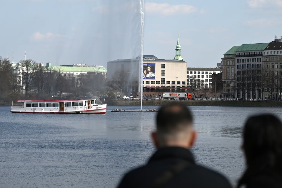 Hamburg: Mann verschwindet in Binnenalster: Groß angelegte Suche nach Schwimmer bisher ohne Erfolg