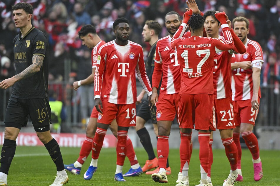 Michael Olise (Nr. 17) und Hiroki Ito (Nr. 21) klatschen nach ihrer Co-Produktion zum 1:0 ab.