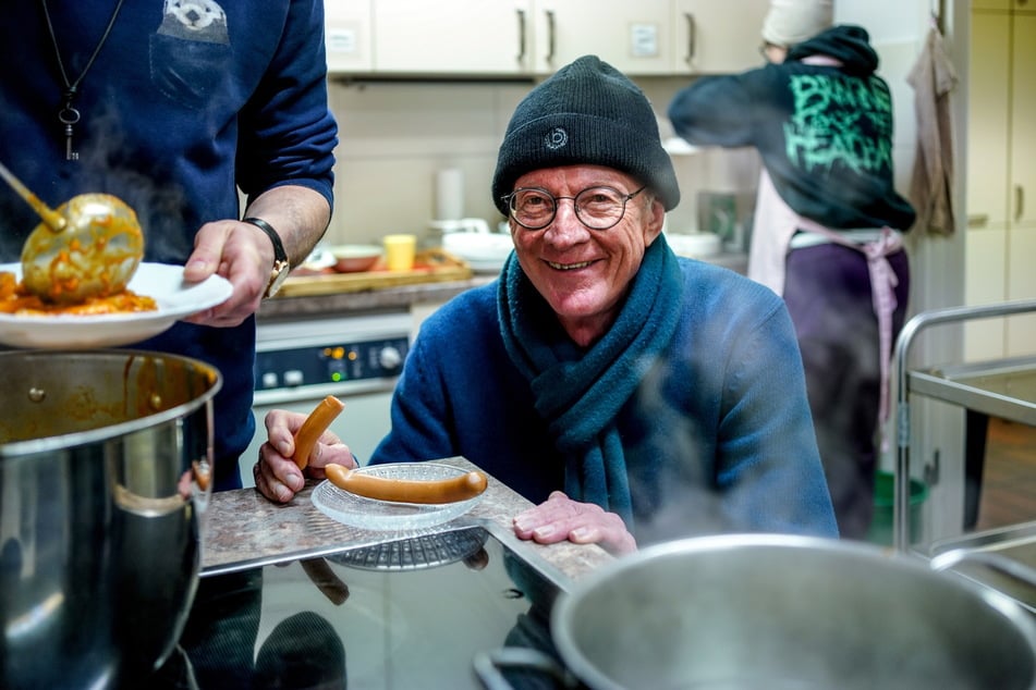 Gerd Grabowski (77) leitet die "Nachtcafés", die seit nunmehr 29 Jahren in den kalten Monaten für Obdachlose geöffnet sind.