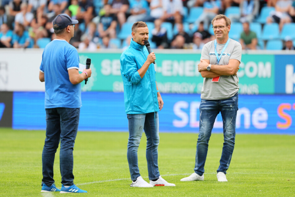 Vor dem ersten Spiel gegen Jena (0:0) hielt Chris Löwe (34, M.) eine Ansprache vor den Fans und schwor diese auf die neue Saison ein.