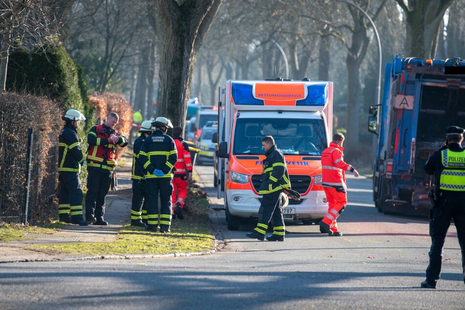 Rettungskräfte und Polizei am Unfallort. Für alle Beteiligen sei es wohl ein belastender Einsatz, so ein Feuerwehrsprecher.