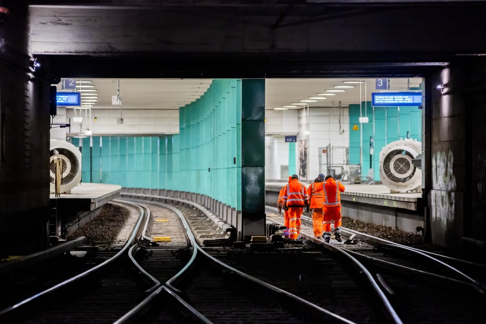 Die Deutsche Bahn führt im Nord-Süd-Tunnel der S-Bahn Instandhaltungs- und Reinigungsarbeiten durch. (Archivfoto)