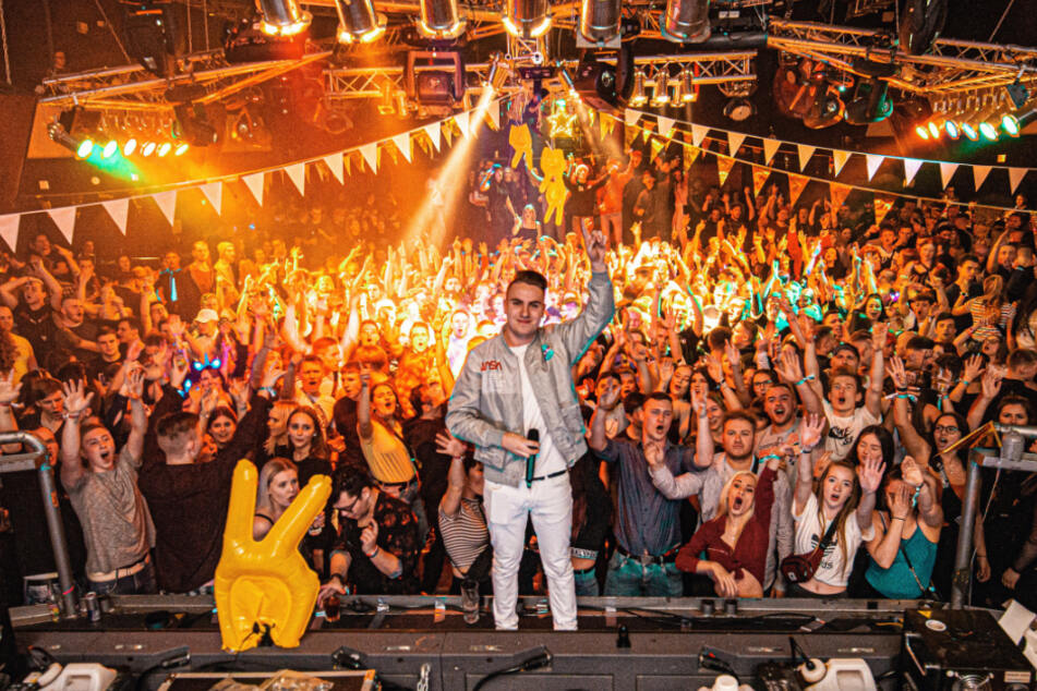 Justin Pollnik, hier bei einem Event in Stollberg im Jahr 2019, geht am Freitag mit vielen weiteren DJ-Kollegen für 48 Stunden am Stück online.