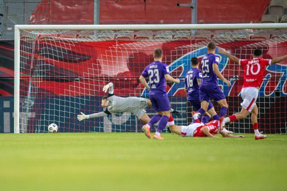 Das 1:0 für Cottbus nach gerade einmal 67 Sekunden entstand nur, weil Aue durch sein Ballgeschiebe am Strafraum gepatzt hatte.
