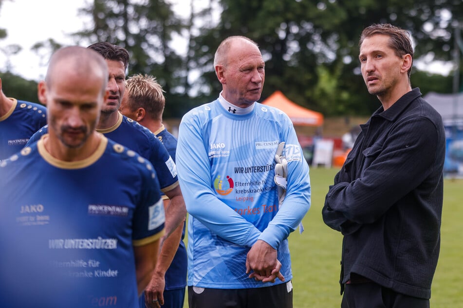 René Adler (41, r.) ließ Torwartlegende Perry Bräutigam (63, M.) im Allstar-Team den Vorzug im Kasten.