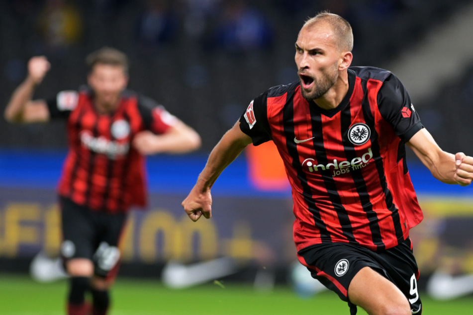 Bas Dost jubelt nach seinem Kopfballtor zum 2:0.