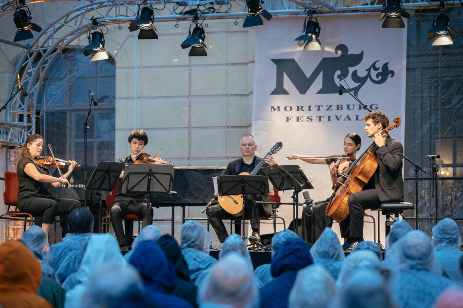 Die Musiker auf der überdachten Bühne.
