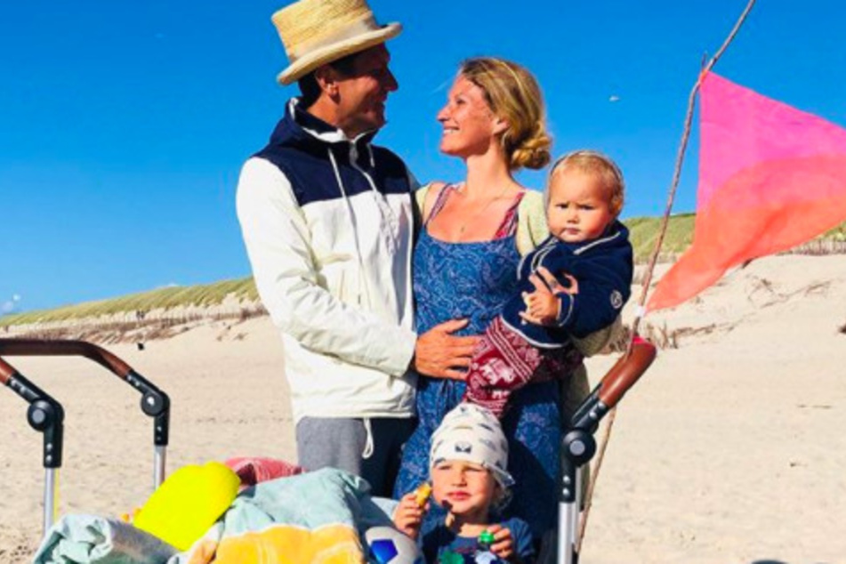 Janni und Ehemann Peer Kusmagk (44) verbringen die Corona-Zeit an der Nordsee.