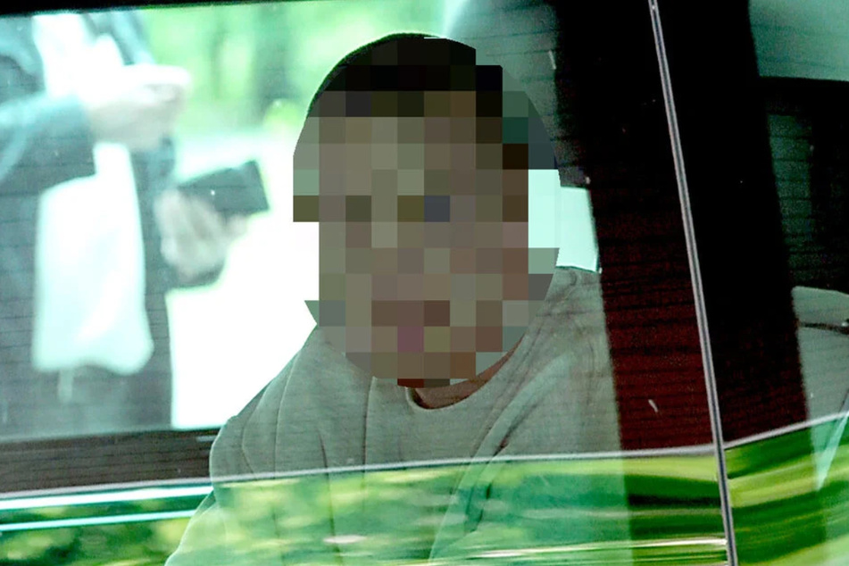 Jan K. (32) sitzt nach seiner Verhaftung im Streifenwagen. Er soll ein 15-jähriges Mädchen in Annaberg lebensbedrohlich mit einem Messer verletzt haben.