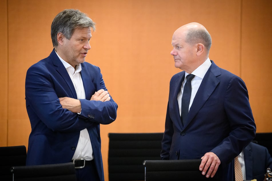 Robert Habeck (l.) Bundesminister für Wirtschaft und Klimaschutz, und Bundeskanzler Olaf Scholz (65, SPD) unterhalten sich zu Beginn des Bund-Länder-Gipfels im Bundeskanzleramt.