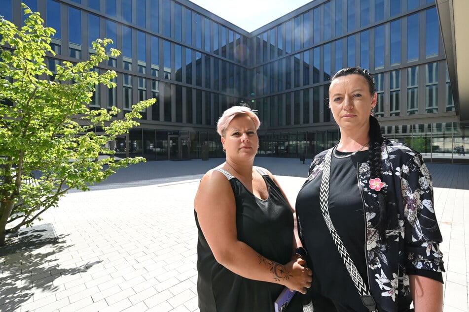 Die Mütter Franziska Weber (41, l.) und Yvonne Romanowski (37) stehen fassungslos vor der neuen Hartmann-Schule.