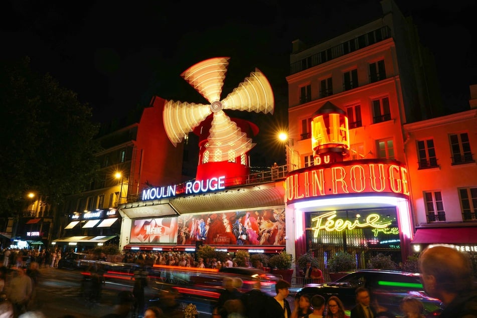 Das "Moulin Rouge" im Pariser Stadtteil Montmartre gilt als eines der berühmtesten Varietés der Welt. Seit seiner Eröffnung im Jahr 1889 steht es für spektakuläre Shows, glamouröse Kostüme und den legendären Cancan-Tanz.