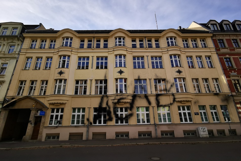 Unbekannte haben Sonntagnacht die Fassade der Polizei-Außenstelle Leipzig-Südwest mit Farbe beschmiert.
