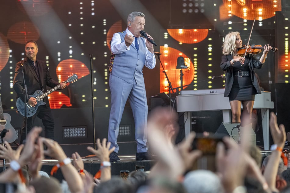 Gänsehautmoment: Roland Kaiser begeistert beim Start der "Kaisermania 2019" in Dresden - live, nah und stimmgewaltig wie eh und je.