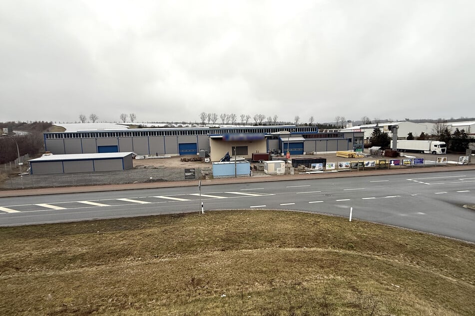 Ein Mann (40) wurde bei einem Arbeitsunfall in Sondershausen schwer verletzt. In dieser Firma soll das Unglück passiert sein.