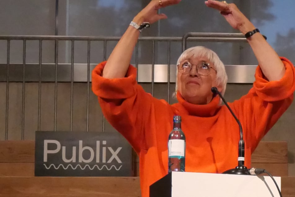 Berlin: Claudia Roth eröffnet Journalismus-Haus auf Friedhof: Plötzlich knallt es laut