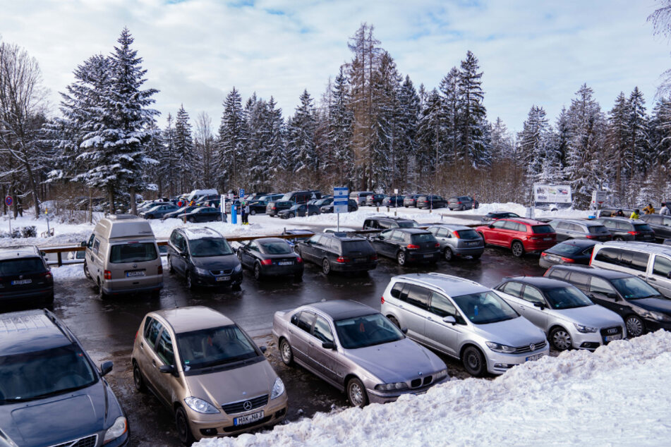 Einer der Parkplätze am Ochsenkopf ist gefüllt. Vor der Verschärfung der Corona-Beschränkungen zog es nochmal viele Menschen in Urlaubs- und Skigebiete.