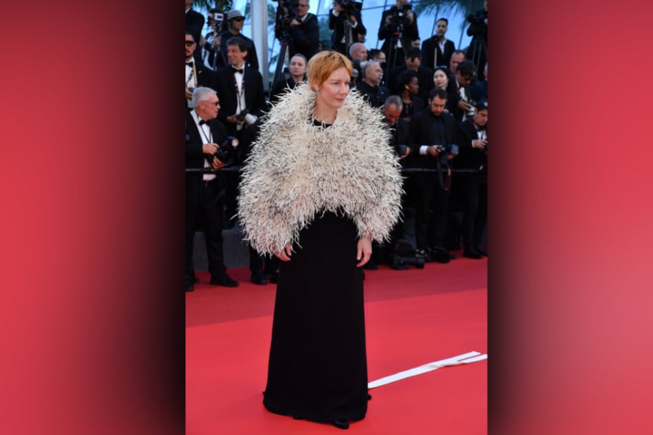 Im Feder-Kleid ging es für Sandra Hüller (48) auf den roten Teppich - allerdings mit Schleppe!