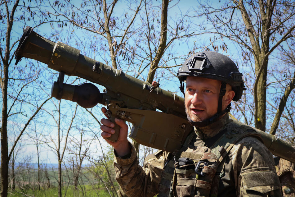 Ein ukrainischer Soldat trägt einen "Igla"-Raketenwerfer zu seiner Stellung nahe Bachmut.