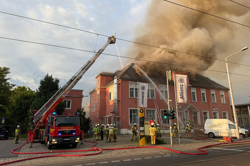 Erst gegen 5.30 Uhr am Samstagmorgen konnte schließlich "Feuer aus" gemeldet werden.