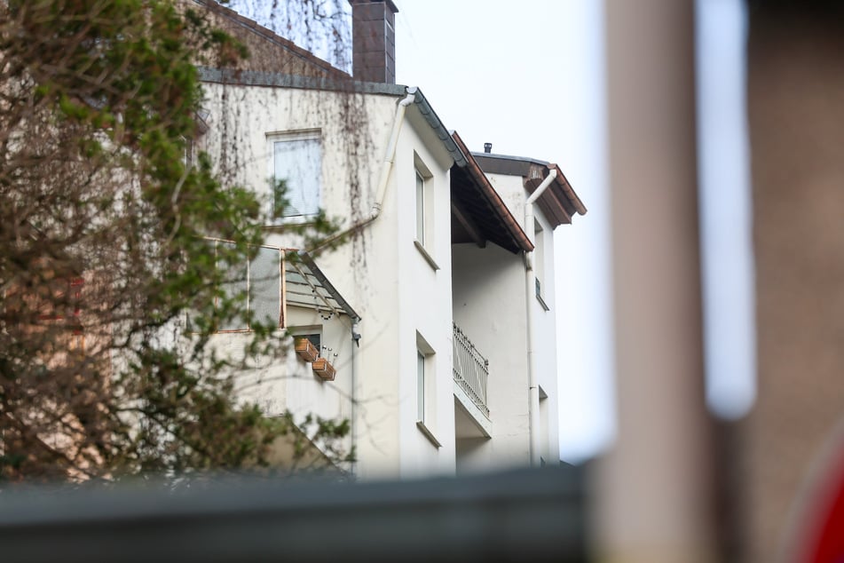 Polizeieinsatz mit tragischem Ende: Mann stürzt sich vom Balkon in den Tod