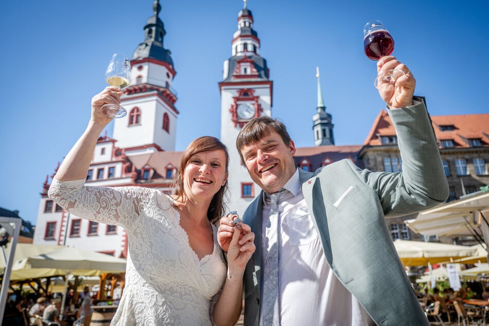 Peter Börker (46) und seine Frau Vanessa (42) haben am Donnerstag im Chemnitzer Standesamt vor OB Sven Schulze ihr Eheversprechen erneuert.