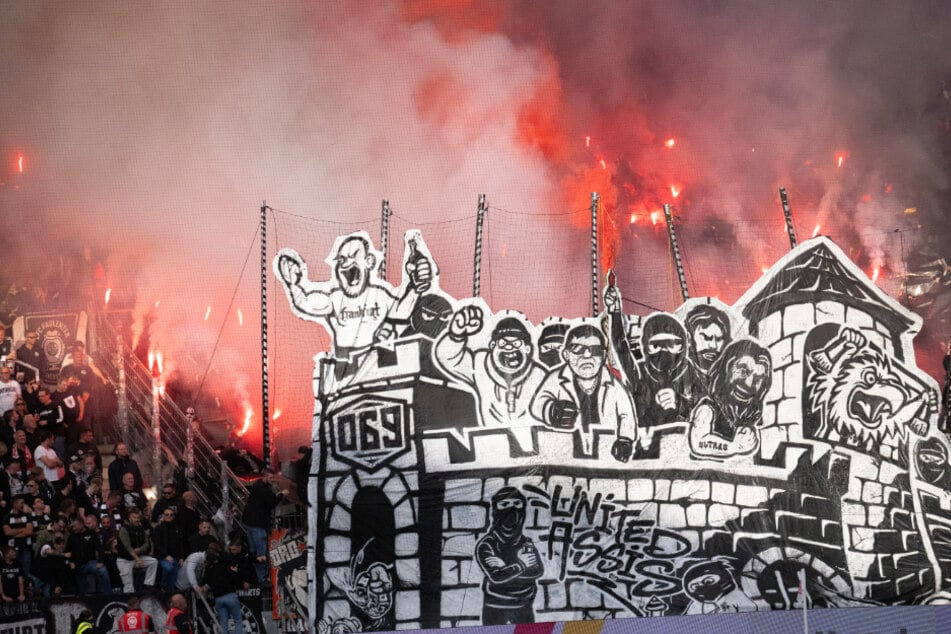 Aus dem Frankfurter Fanblock flogen während der Partie zwischen Mainz 05 und der Eintracht mehrere Gegenstände auf den Platz.