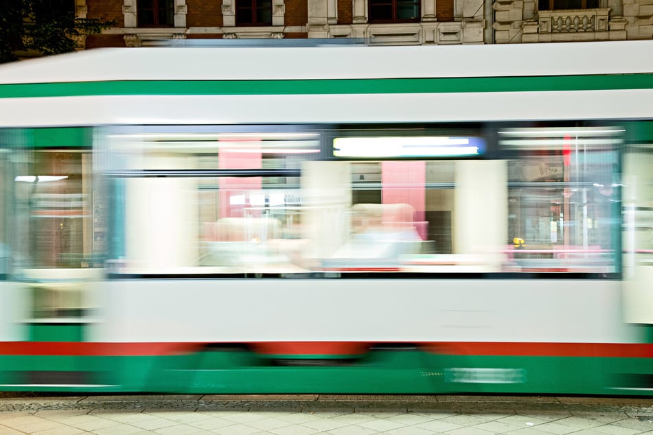 Frau (†47) rettet Kind: Heftige Kritik nach tödlichem Straßenbahnunglück in Magdeburg