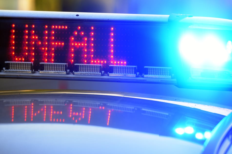 Die Ermittlungen der Polizei zu dem folgenschweren Unfall auf der A9 bei Allershausen in Bayern laufen auf Hochtouren. (Symbolbild)