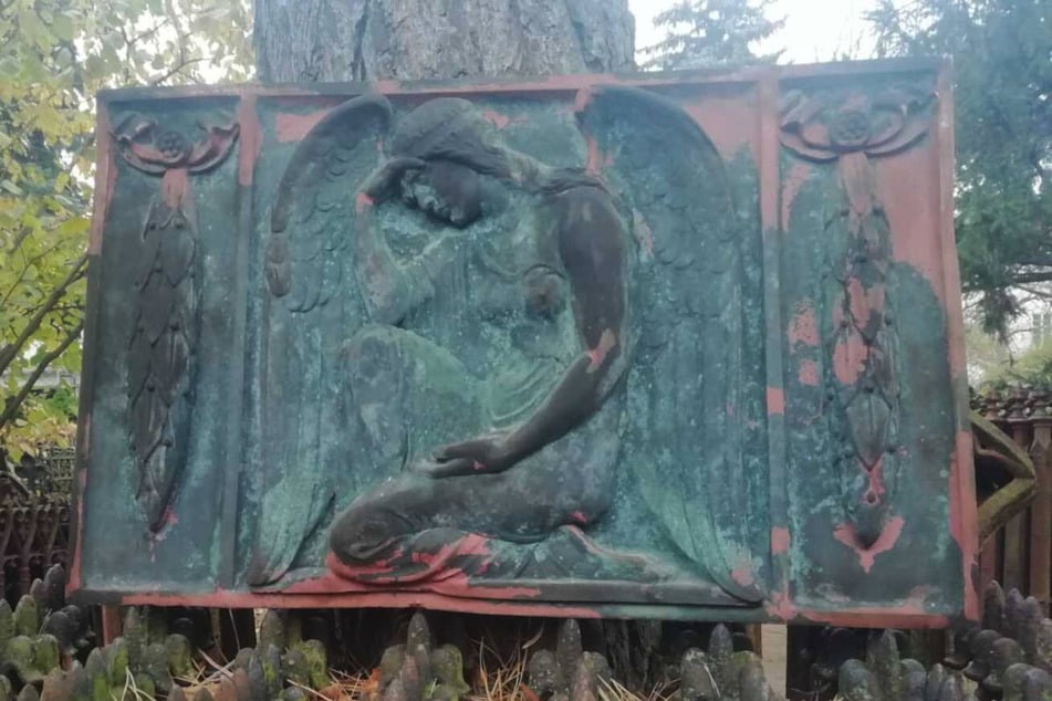 Mehrere Kunstgegenstände konnten bislang nicht identifiziert werden wie diese große Reliefplatte, die einen knienden Engel zeigt.