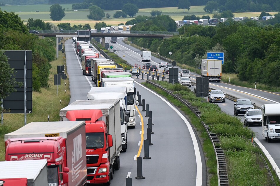 LKWs stehen auf der A4 in Richtung Bautzen im Stau. Kein seltener Anblick ,und dennoch sieht das Bundesverkehrsministerium keinen Anlass zum Ausbau der Strecke.