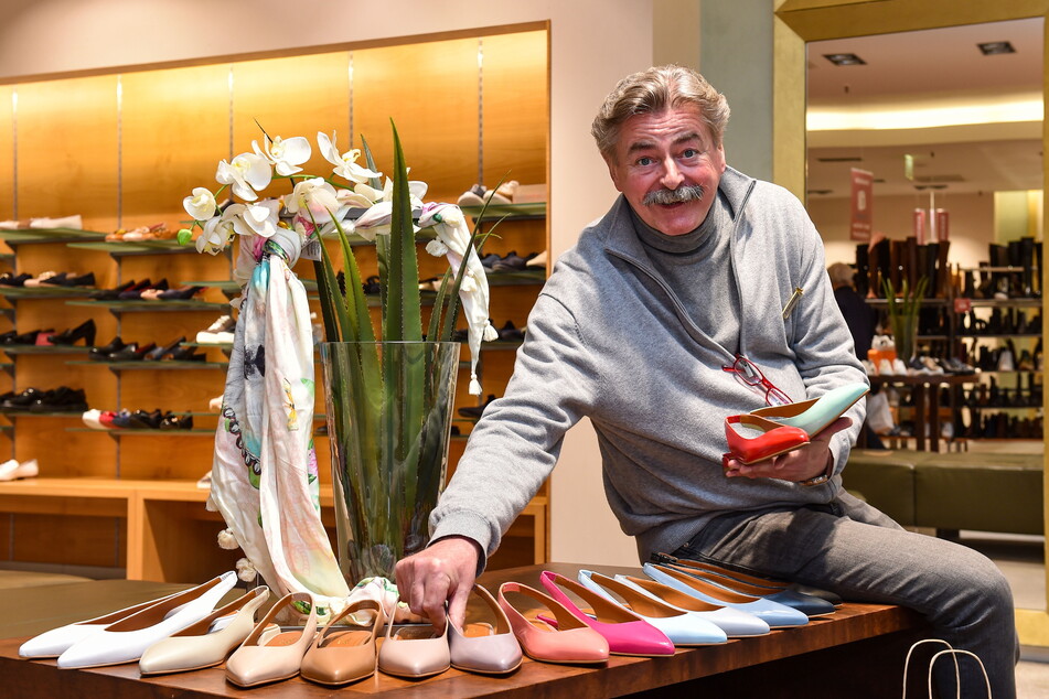 Schuhe shoppen ohne 3G - Christoph Schreckenberg (56) vom "Schuhhaus Zumnorde" freut sich über die Lockerung.