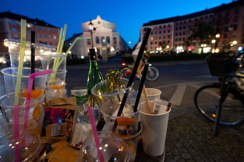 Zahlreiche Plastikbecker und Müll sind am Abend in einem übervollen Mülleimer am Gärtnerplatz zu sehen.