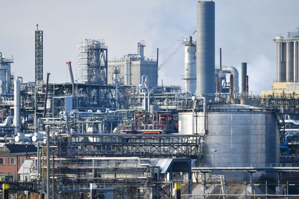 Im Chemieunternehmen BASF trat eine Flüssigkeit aus. Die Anwohner wurden vorsorglich gewarnt, kein Obst und Gemüse aus dem Freien zu essen.