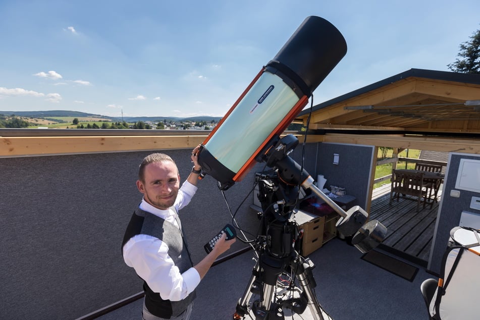 Astro-Fotograf Marcel Drechsler (41) mit dem Teleskop in seiner eigenen Sternwarte in Bärenstein - der Ort erstaunlicher Entdeckungen.