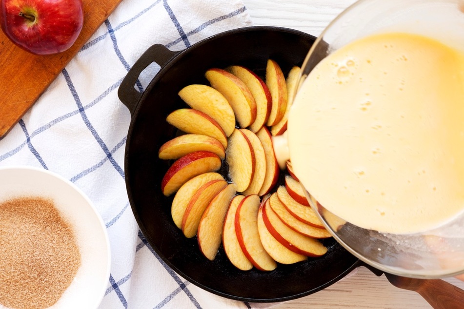 Apfelpfannkuchen kann man schnell und einfach in nur wenigen Schritten zubereiten.