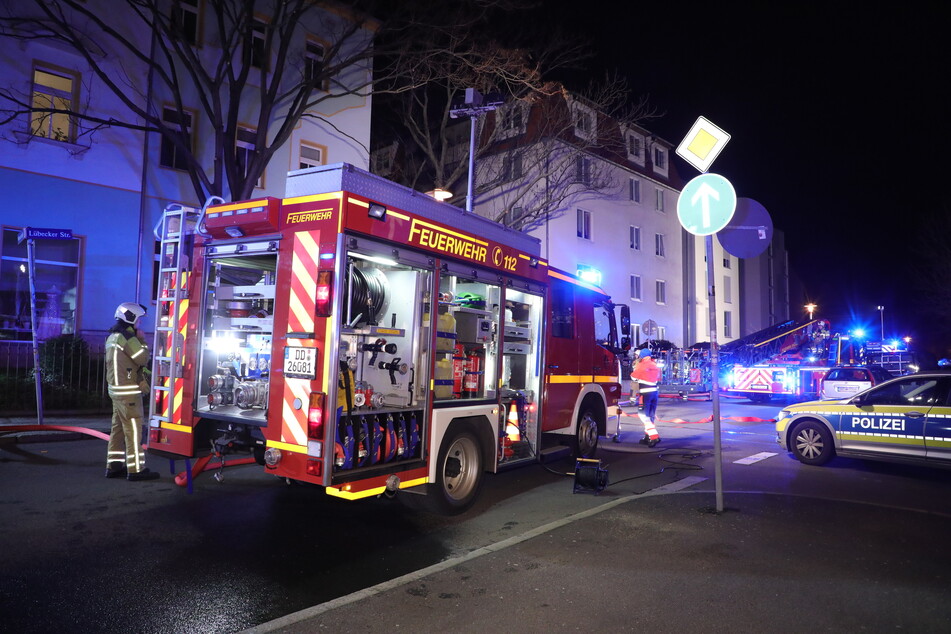 Mit einem Großaufgebot war die Dresdner Feuerwehr am frühen Morgen in der Lübecker Straße im Einsatz.