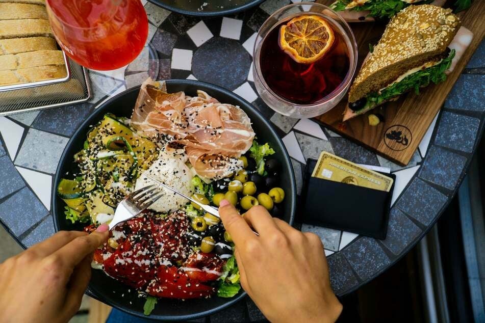 Die Expertin rät, Homeoffice und den Esstisch zu trennen - und wieder gesund zu essen. (Symbolbild)
