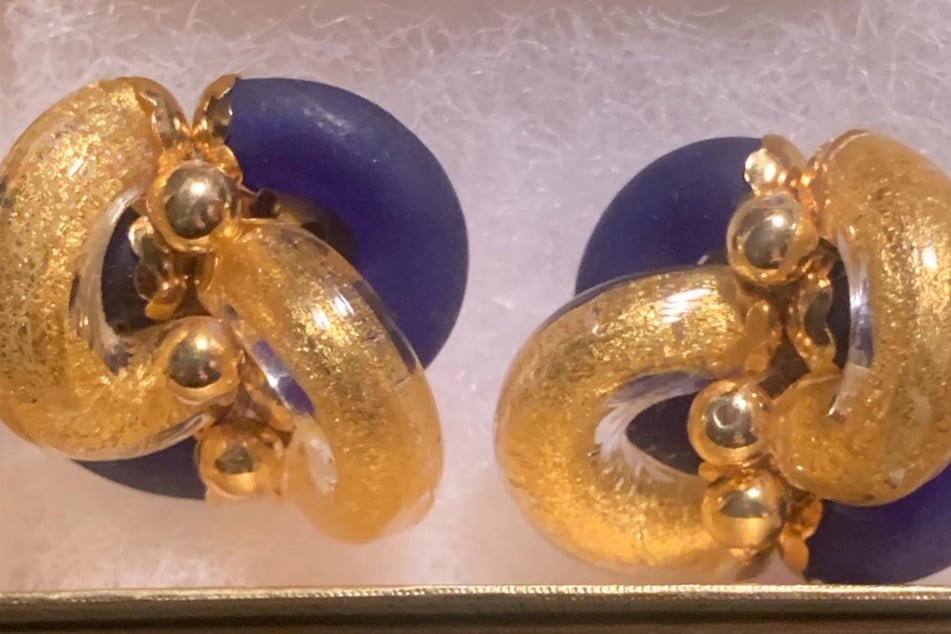 Woman buys earrings for less than 3 euros: Then she finds out the true value!