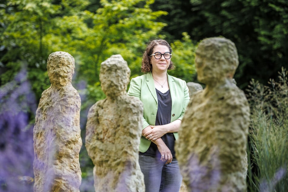 Als Inspiration für die "Lichtgestalten" galt für Friedhofsverwalterin Lara Schink (35) der Friedhof als Begegnungsstätte, wo verschiedenste Menschen zusammenkommen.