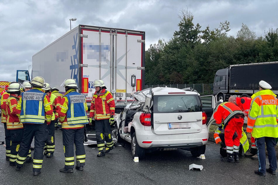 Die Feuerwehr befreite das Paar aus dem Unfallfahrzeug.