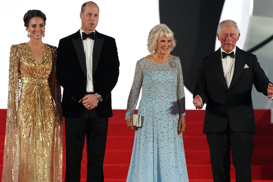 Viel prominenter Andrang bei der James-Bond-Premiere: Ehefrau Kate (39) und Prinz William (39), sowie Camilla (74), Herzogin von Cornwall, und Ehemann Charles (72, v.l.n.r.).