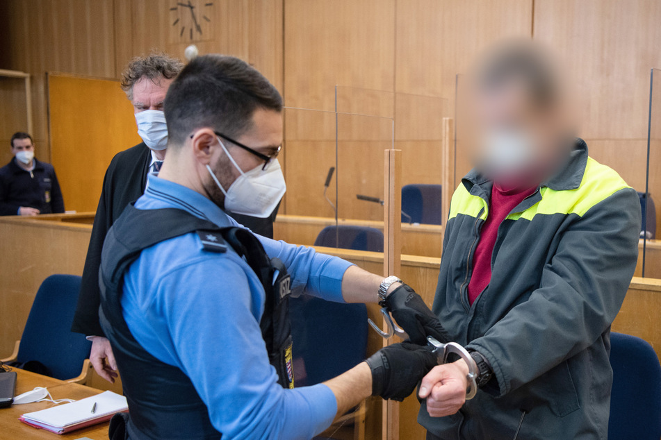 "NSU 2.0"-Drohschreiben: Angeklagter zeigt Mittelfinger und bestreitet Vorwürfe