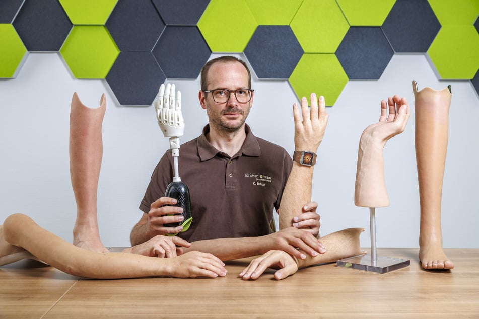 Orthopädietechniker-Meister Christoph Braun (46) mit Prothesen, die entweder vollständig aus Silikon sind oder aus einem Kunststoff-Grundgerüst (aus 3D-Drucker) mit Silikonüberzug gefertigt werden.